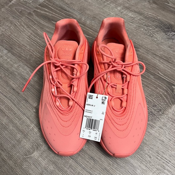 NWT RARE COLOR ADIDAS OZELIA - Picture 3 of 8